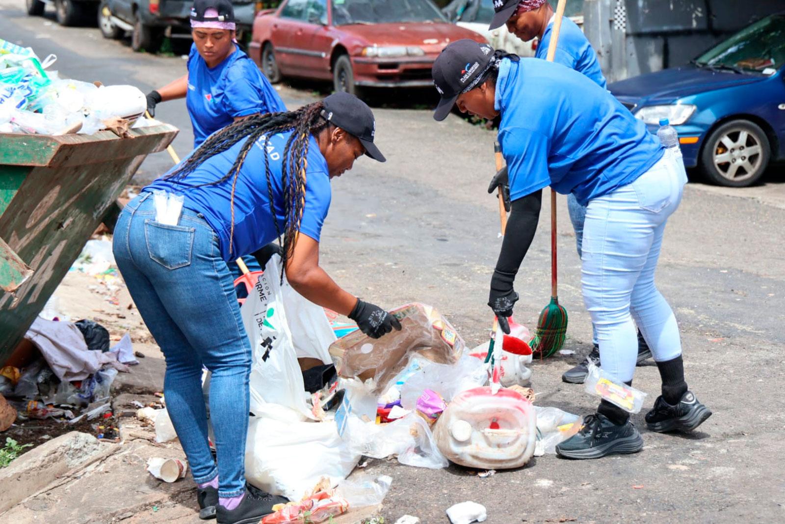Plan Libertad contribuye con jornadas de barrido y limpieza, apoyando el mantenimiento de espacios públicos y vías de la comunidad.