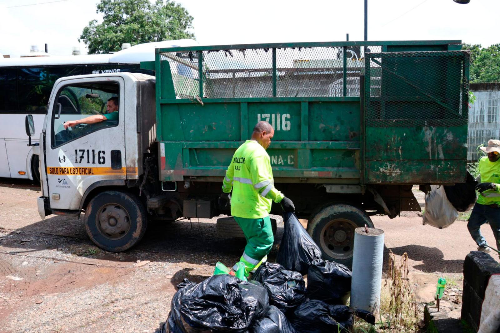 Camión rejilla realiza la recolección de desechos en el sector Las Acacias, antiguo IRHE, corregimiento de Pedregal.