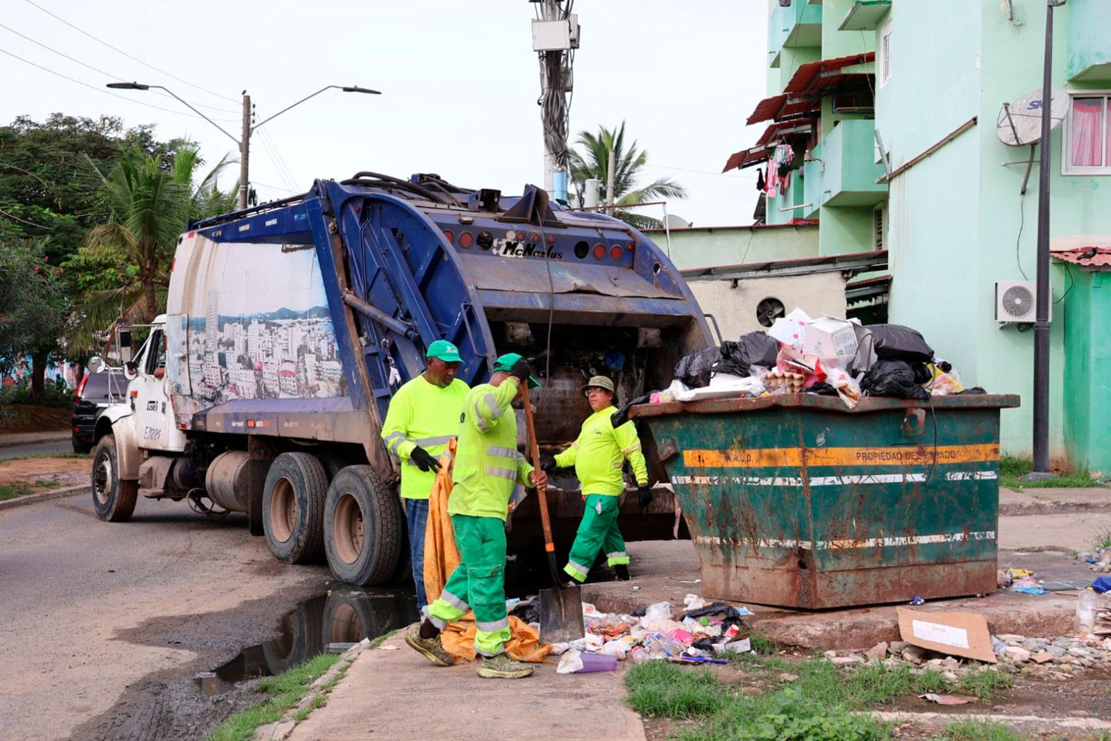  Camión volquete y retroexcavadora en recolección de desechos en el corregimiento El Chorrillo