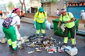 Desechos lanzados fuera de los dispositivos saturan La Peatonal pese a la limpieza diaria.