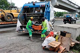 Camión compactador realiza recolección de desecho en el corregimiento de Calidonia