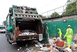 Recolección con camión compactador de desechos en el corregimiento de Belisario Frías