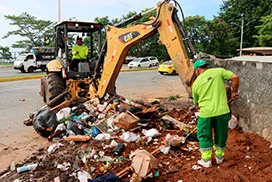 Retroexcavadora remueve desechos de un vertedero improvisado en el área de Panamá Viejo, corregimiento de Parque Lefevre