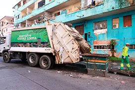 Recolección de desechos en Calle 26, corregimiento de Calidonia, con camión compactador.