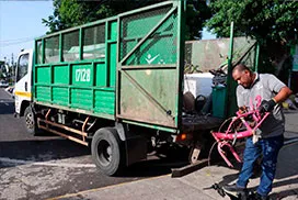 Camión rejilla en recolección de enseres en Calle 5ta, 6ta y 7ma en Panama Viejo,  corregimiento Parque Lefevre
