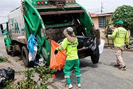 Camión compactador en labores de recolección de desechos en Nuevo Tocumen, corregimiento 24 de Diciembre