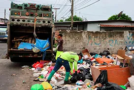 Camión compactador en Juan Meloni del Valle de Urraca, corregimiento Belisario Frías