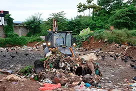 Retroexcavadora realiza limpieza en terreno baldío Belén Tocumen