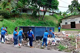Barrido por parte de la jovenes de Plan Libertad en Calle A, corregimiento Torrijos Carter