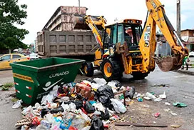  Retroexcavadora en labores de recolección en el corregimiento de Curundú