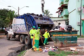 Camión volquete y retroexcavadora en recolección de desechos en el corregimiento El Chorrillo