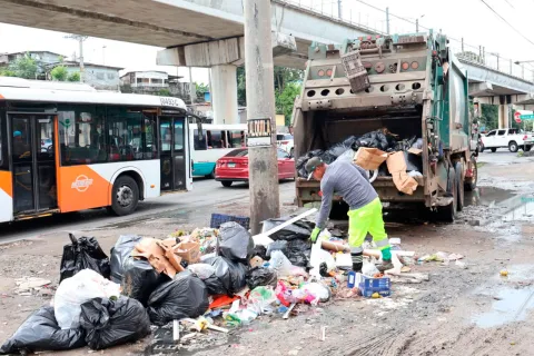 Continúa la recolección de desechos en el sector de Repuestos Peter, corregimiento Amelia Denis de Icaza.