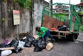 Recolección de desechos sólidos en Calle La Loma, corregimiento Amelia Denis de Icaza.