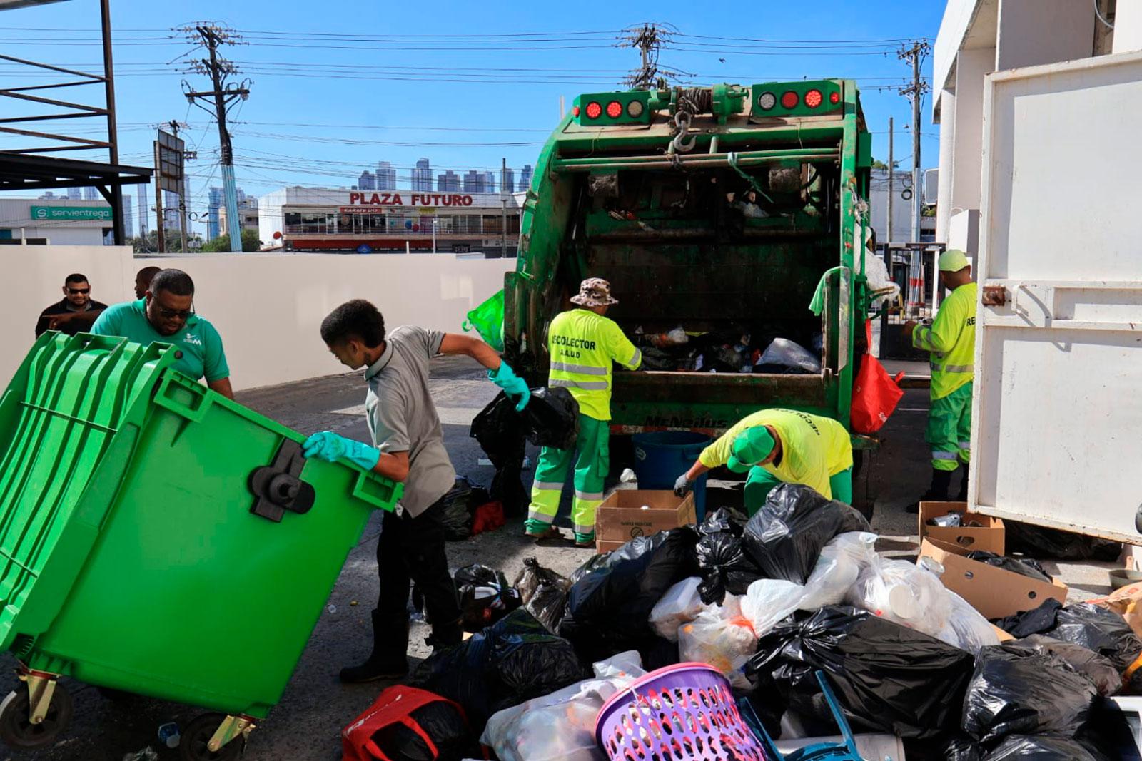Equipos operativos realizan labores diarias de recolección en Río Abajo