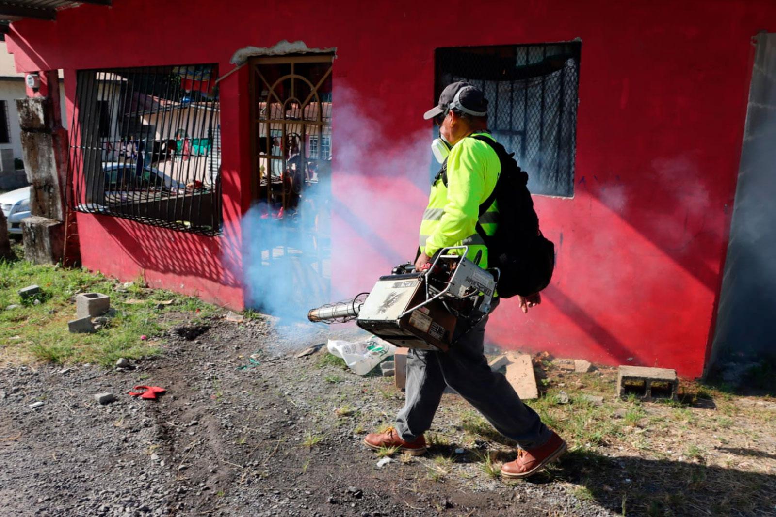 Fumigación por parte de la institución en la Comunidad de Kuna Nega