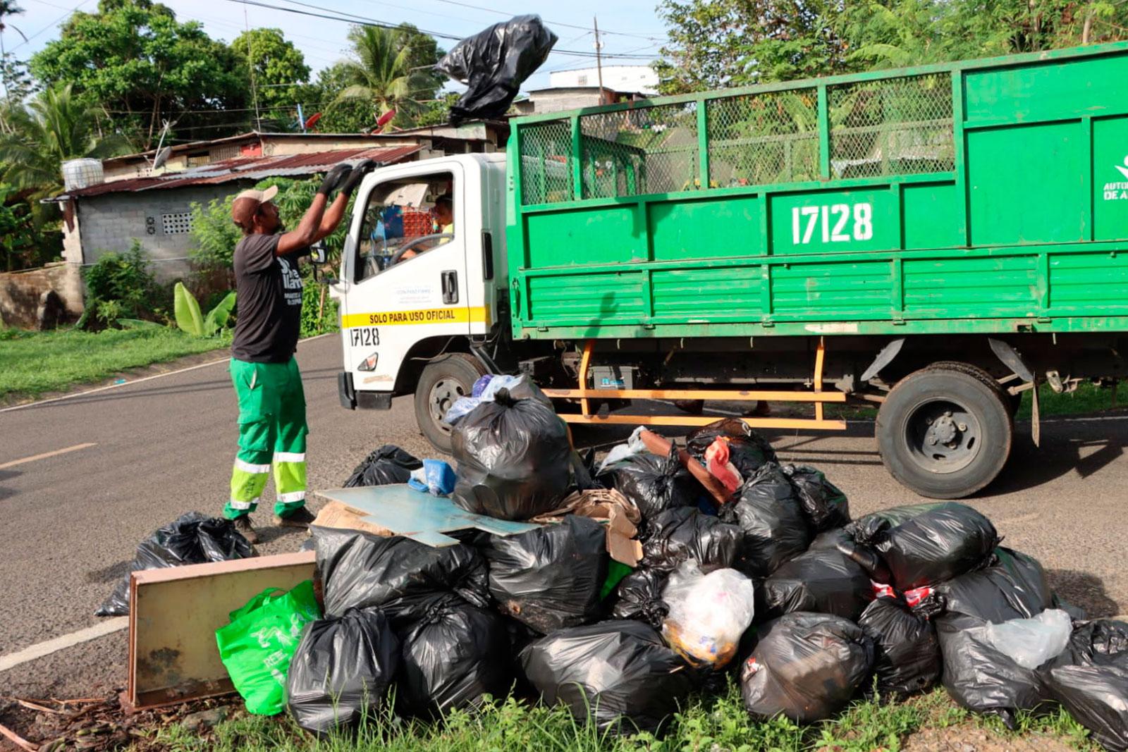 Camión rejilla hace recolección de bolsas de desechos en la Etapa 3 y 4, corregimiento Las Mañanitas