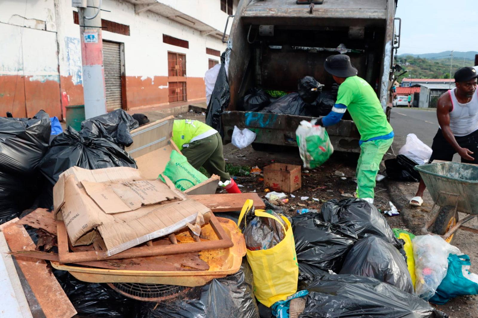 Recolección de desechos sacados de veredas por carretilleros, haciendo mala disposición, en el corregimiento de Las Mañanitas