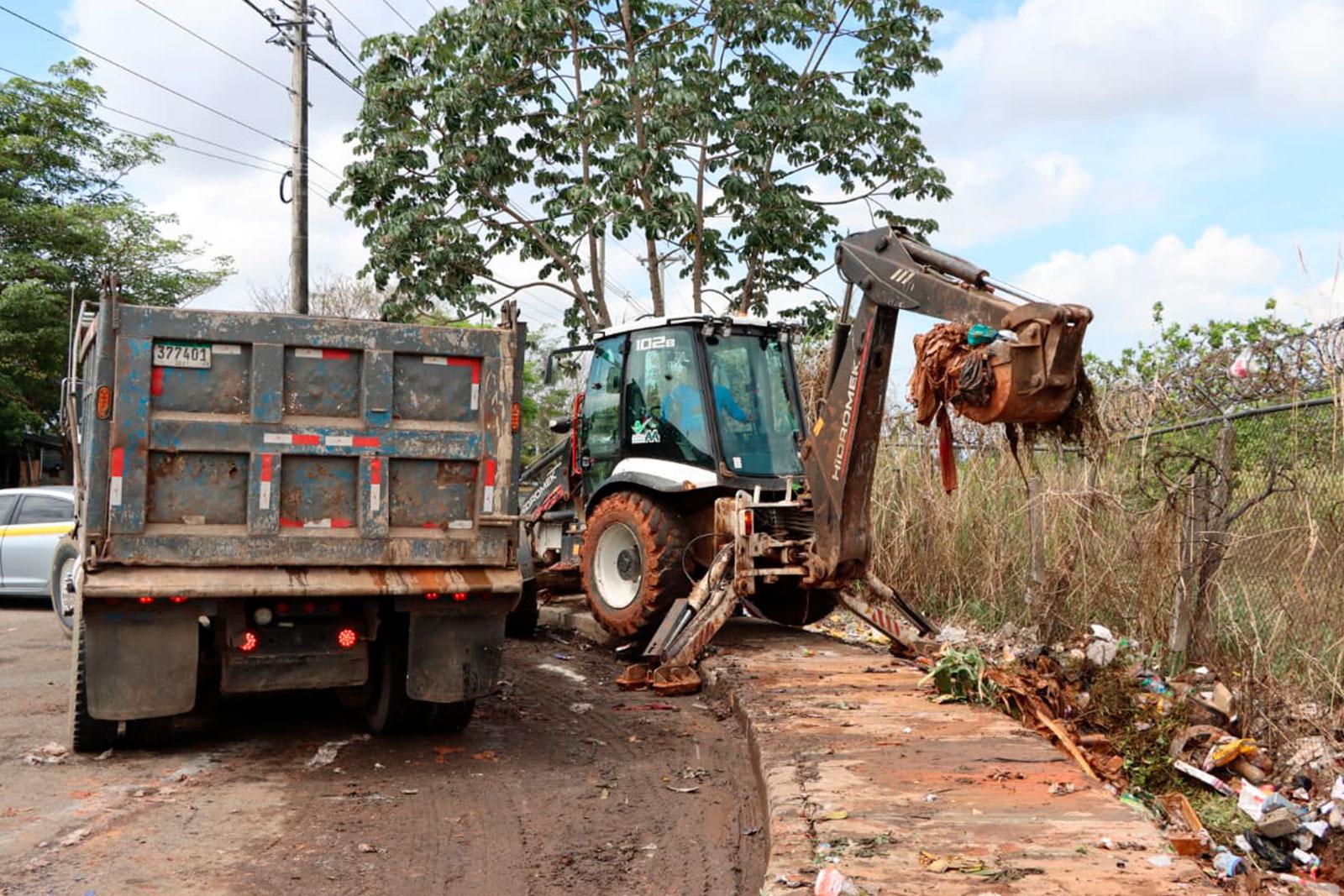 Jornada de barrido y limpieza mantiene el ornato en la vía hacia Cerro Patacón, corregimiento de Ancón