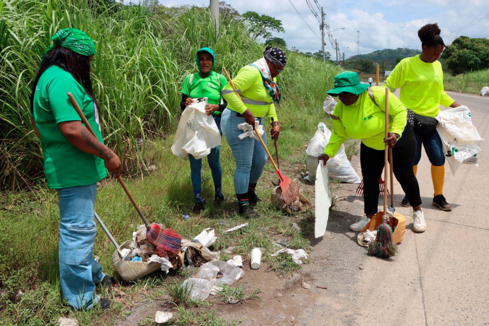 Jornada de barrido y limpieza mantiene el ornato en la vía hacia Cerro Patacón, corregimiento de Ancón