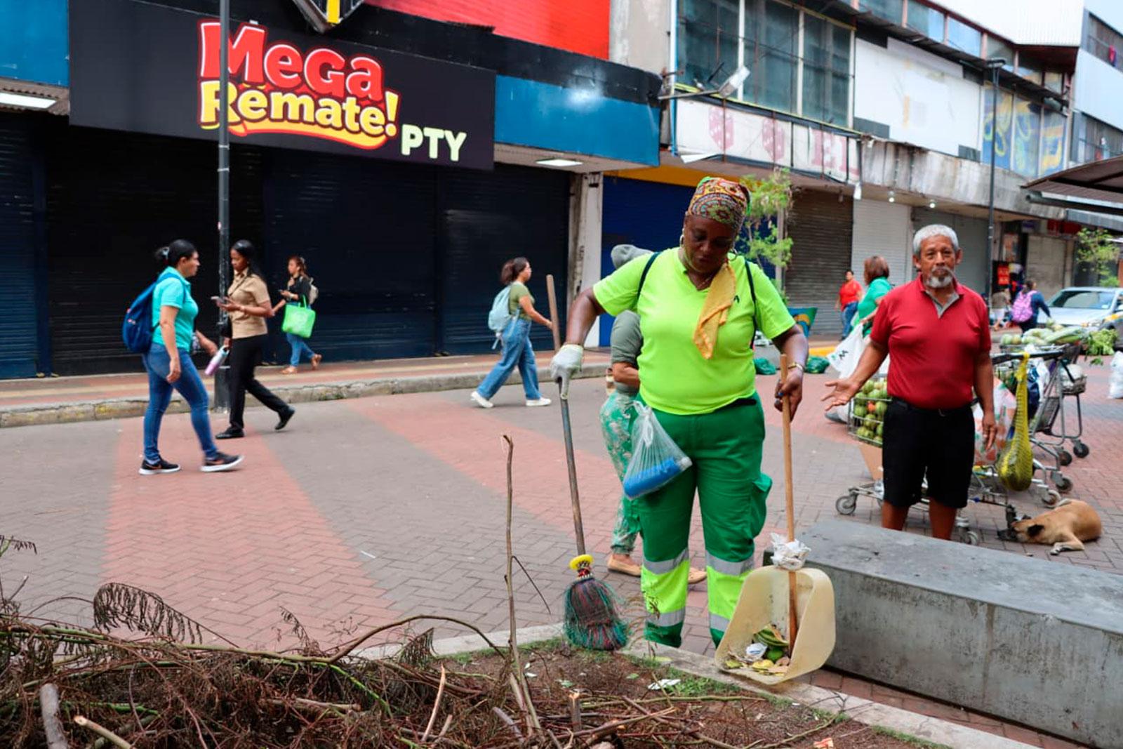 Barrido en la Peatonal, corregimiento de Santa Ana