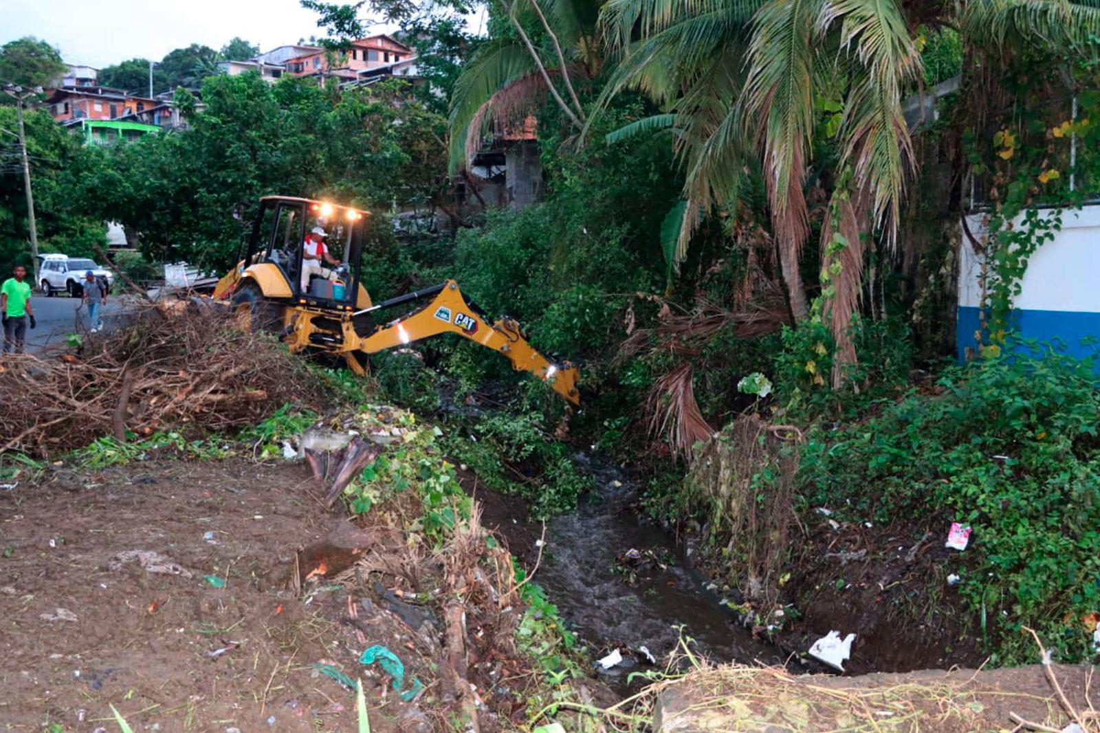 Trabajos de dragado mitigan riesgos de inundación en el sector de 9 de Enero