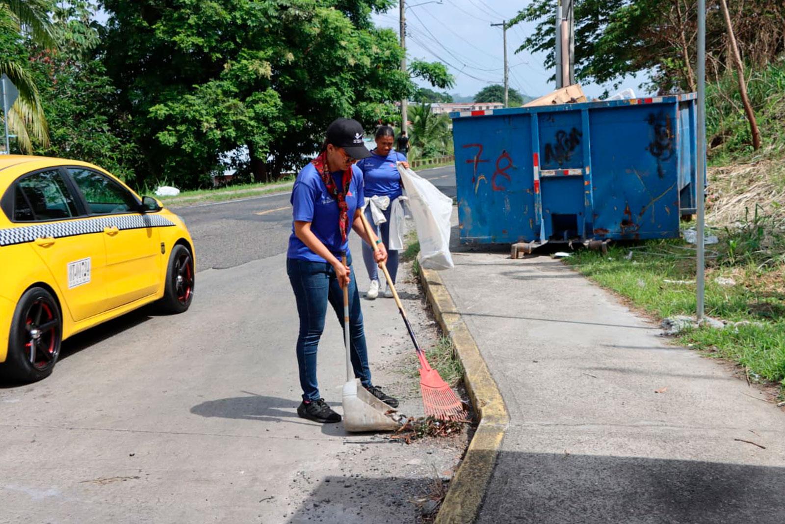 Barrido de desechos en el corregimiento Belisario Frías
