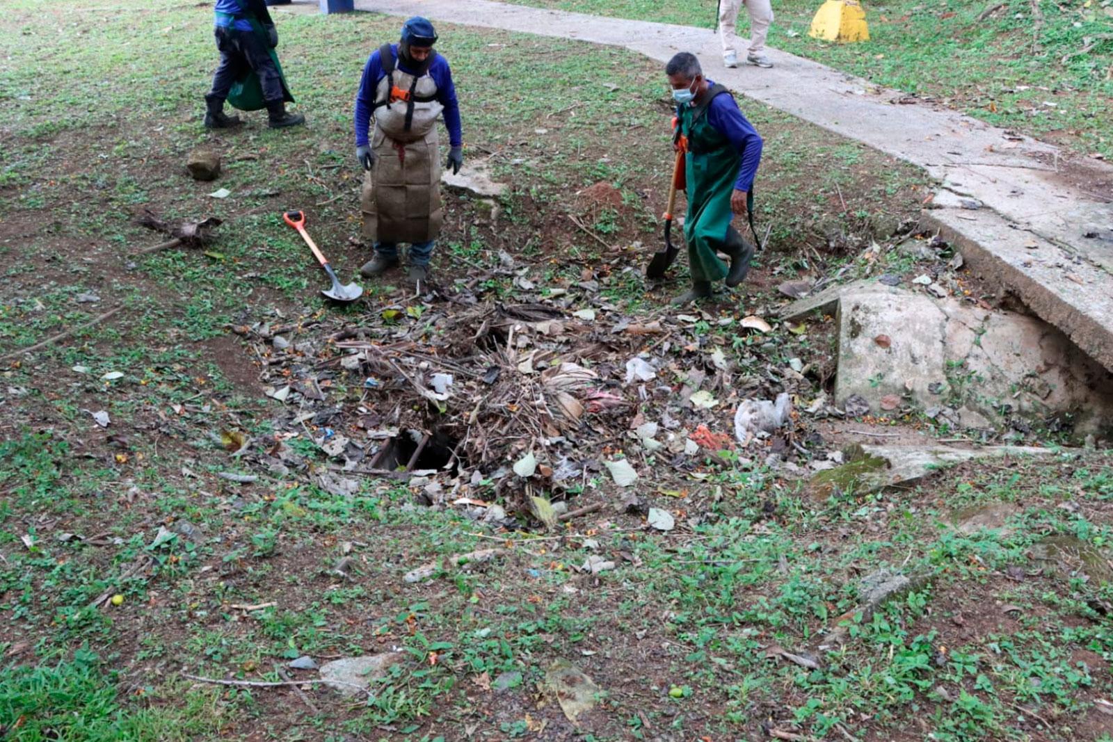 Limpieza de desagues en las faldas del Cerro Ancón, corregimiento de Ancón