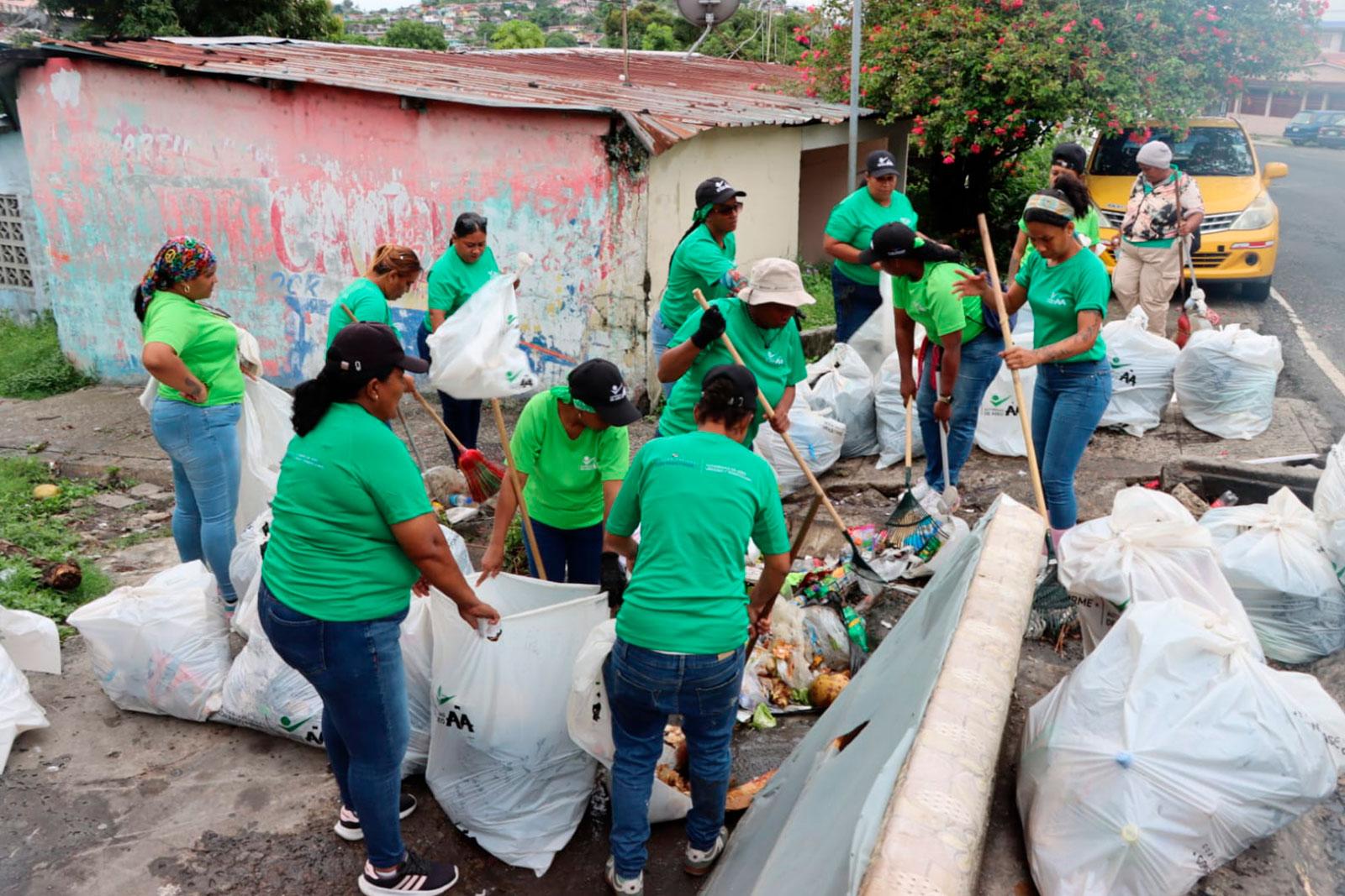 Barrido en el área de Pan de Azúcar,  corregimiento de Amelia Denis de Icaza