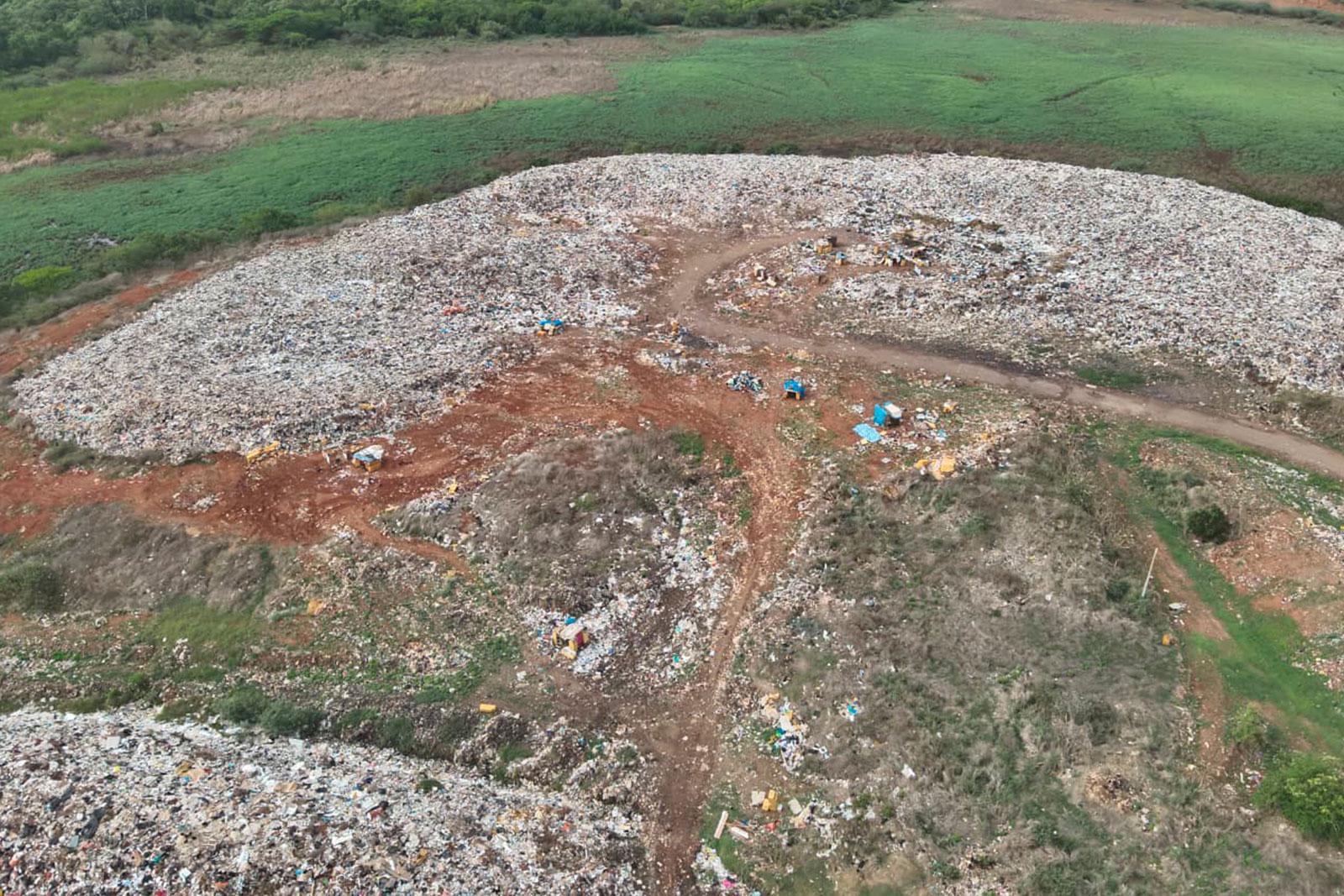 Trabajo de adecuaciones en el Vertedero de Chitré