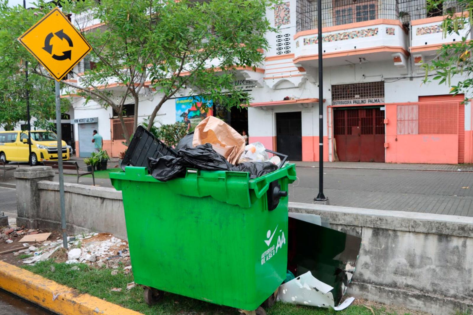 Limpieza en la ave. Pablo Arosemena en la Cinta Costera 3, corregimiento de El Chorrillo