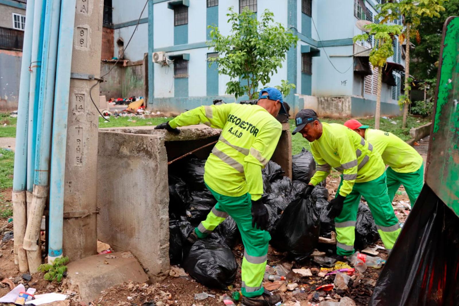 Personal de aseo recogiendo los cartuchos de desechos del basurero en el área de Los Libertadores, corregimiento de Betania