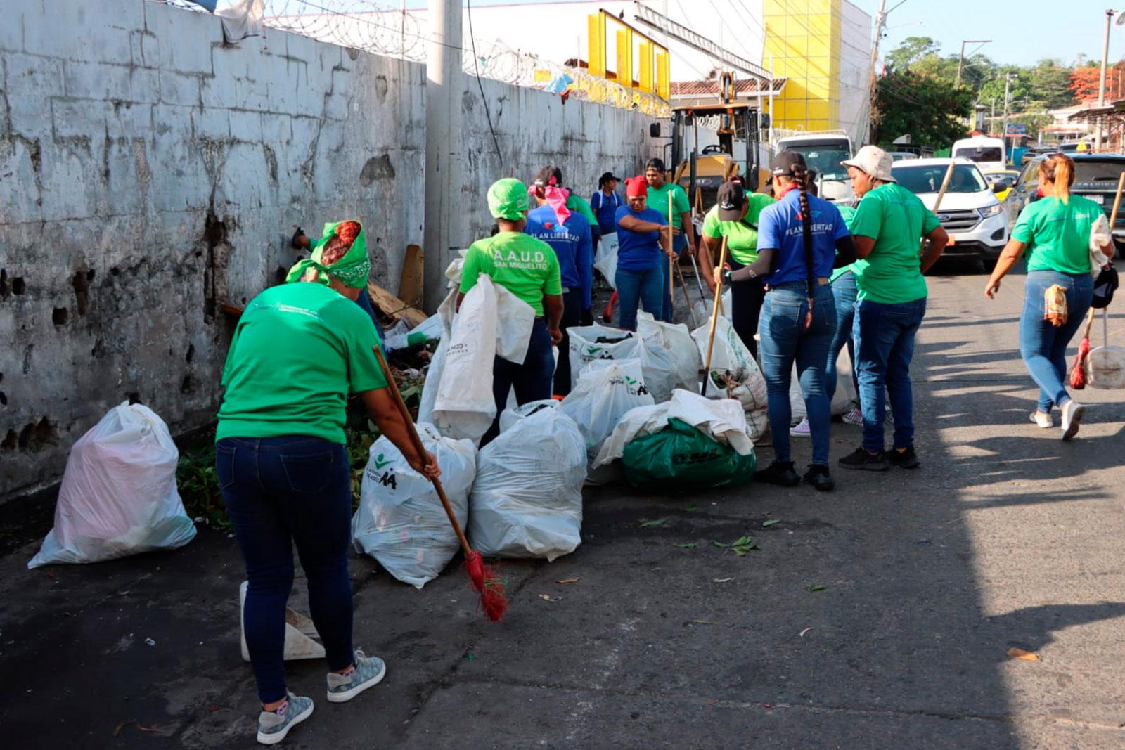 Barrido y recolección de desechos en la Gran Estación, corregimiento Amelia Denis de Icaza