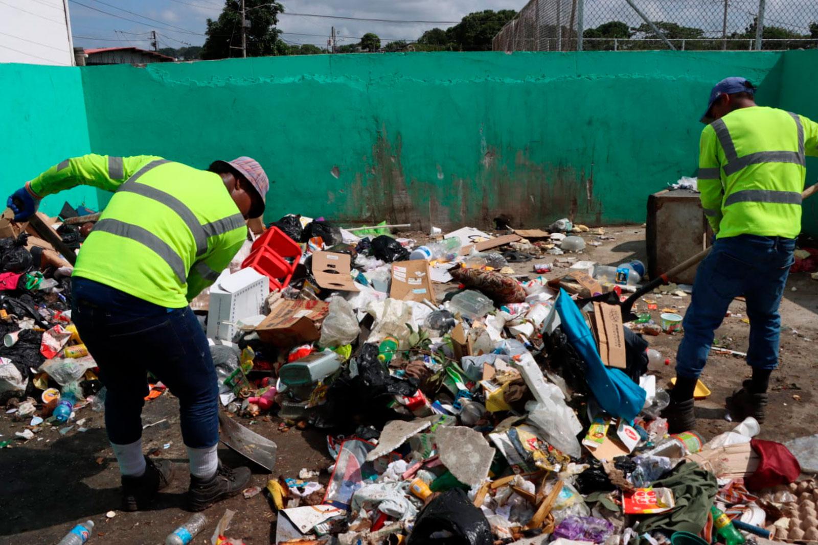 Recolección de desechos en la tinaquera en el corregimiento Belisario Frías