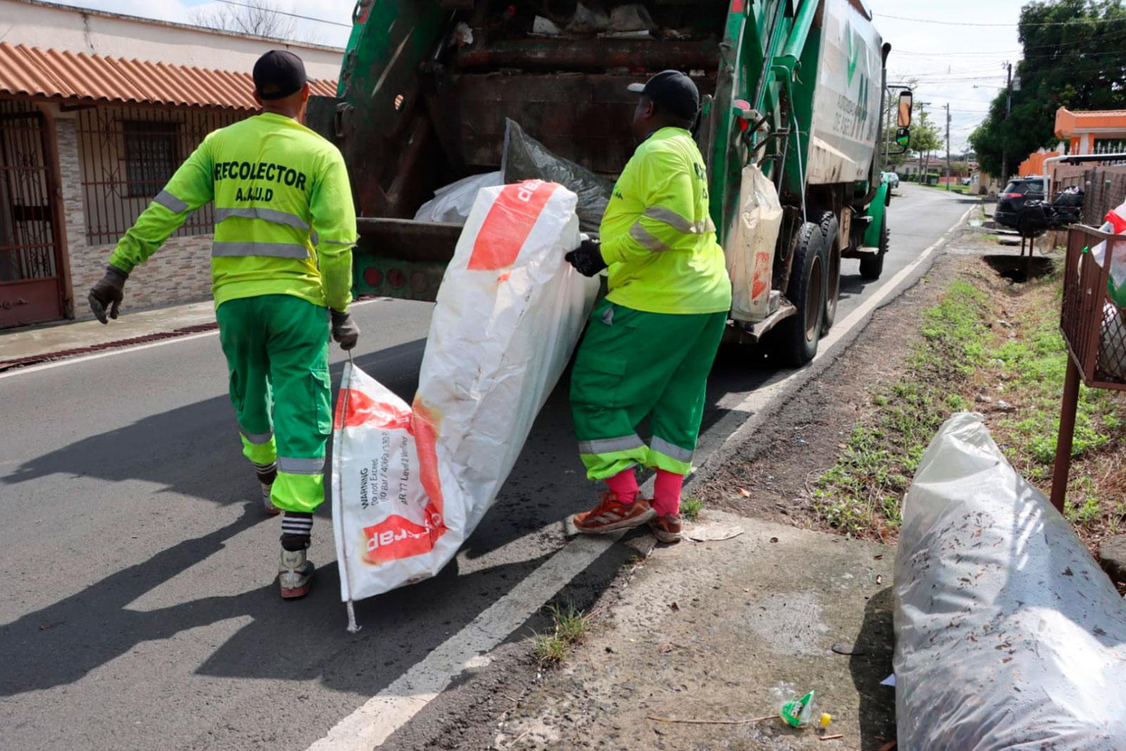 Retiro de desechos en el sector de La Concepción, corregimiento de Juan Díaz, con camión recolector.