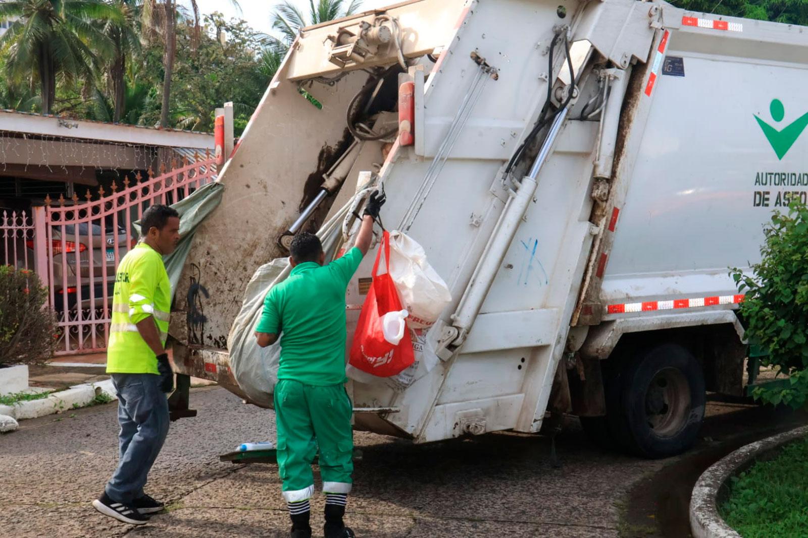 Recolección de desechos en Calle 16, corregimiento de Río Abajo.