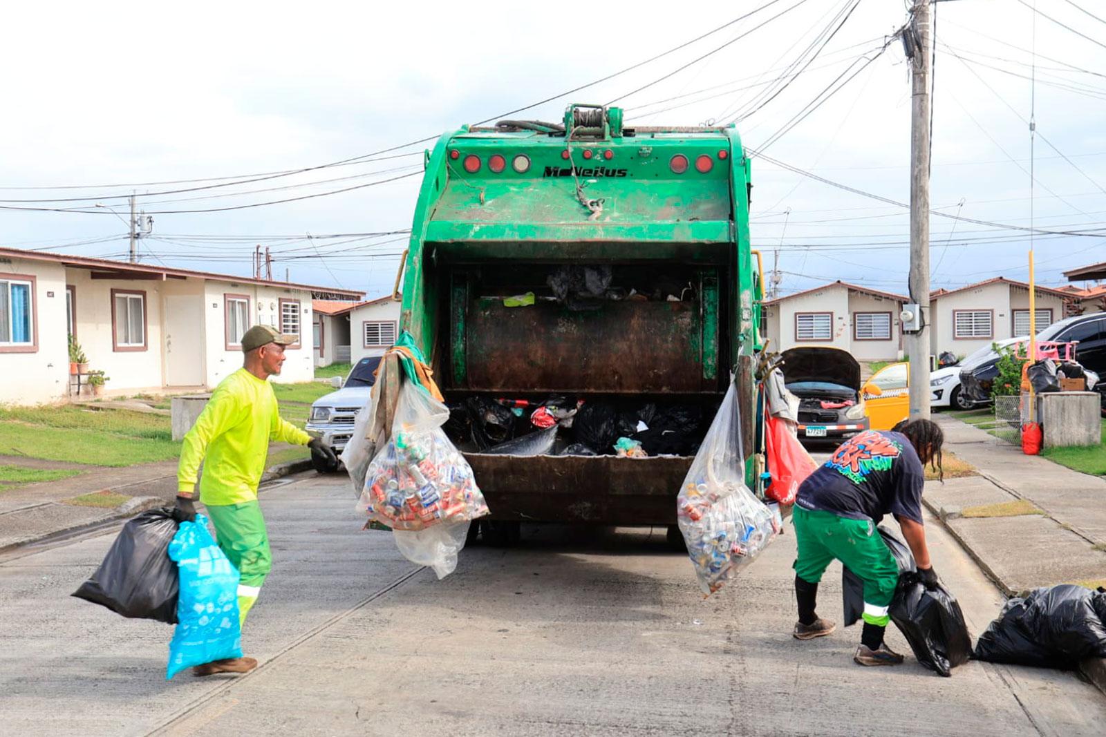 Recolección de desechos en Monte Madero mediante camión compactador.