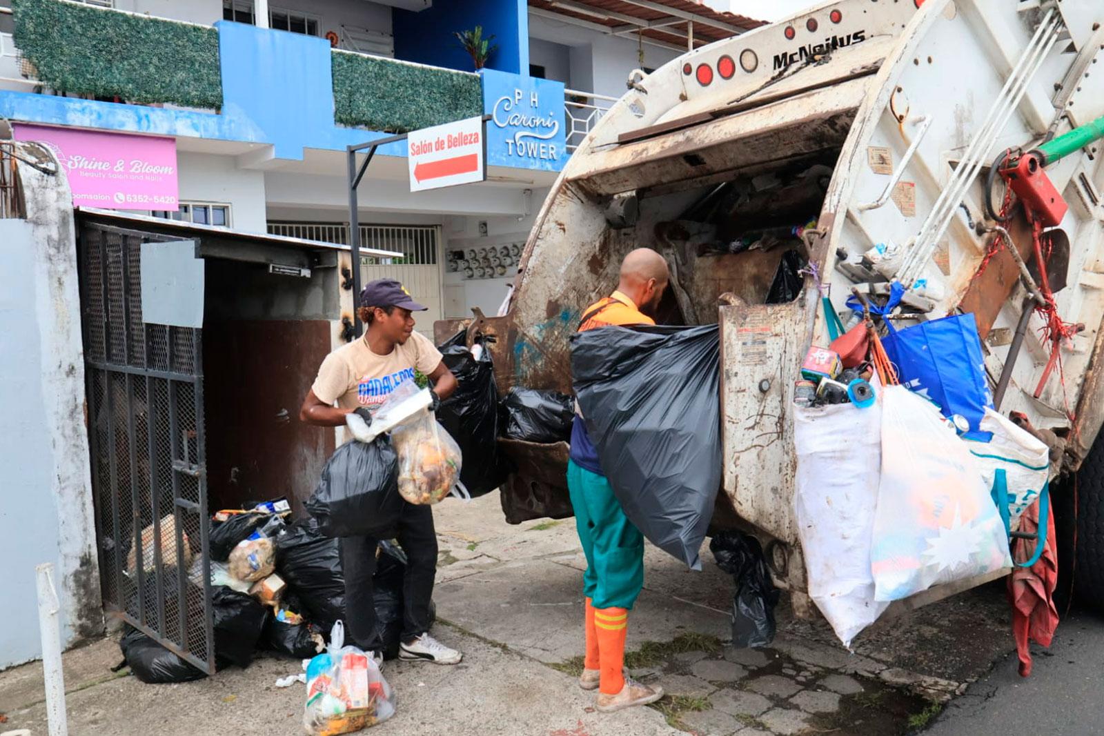Recolección de desechos en Calle 9.ª, corregimiento de Parque Lefevre.