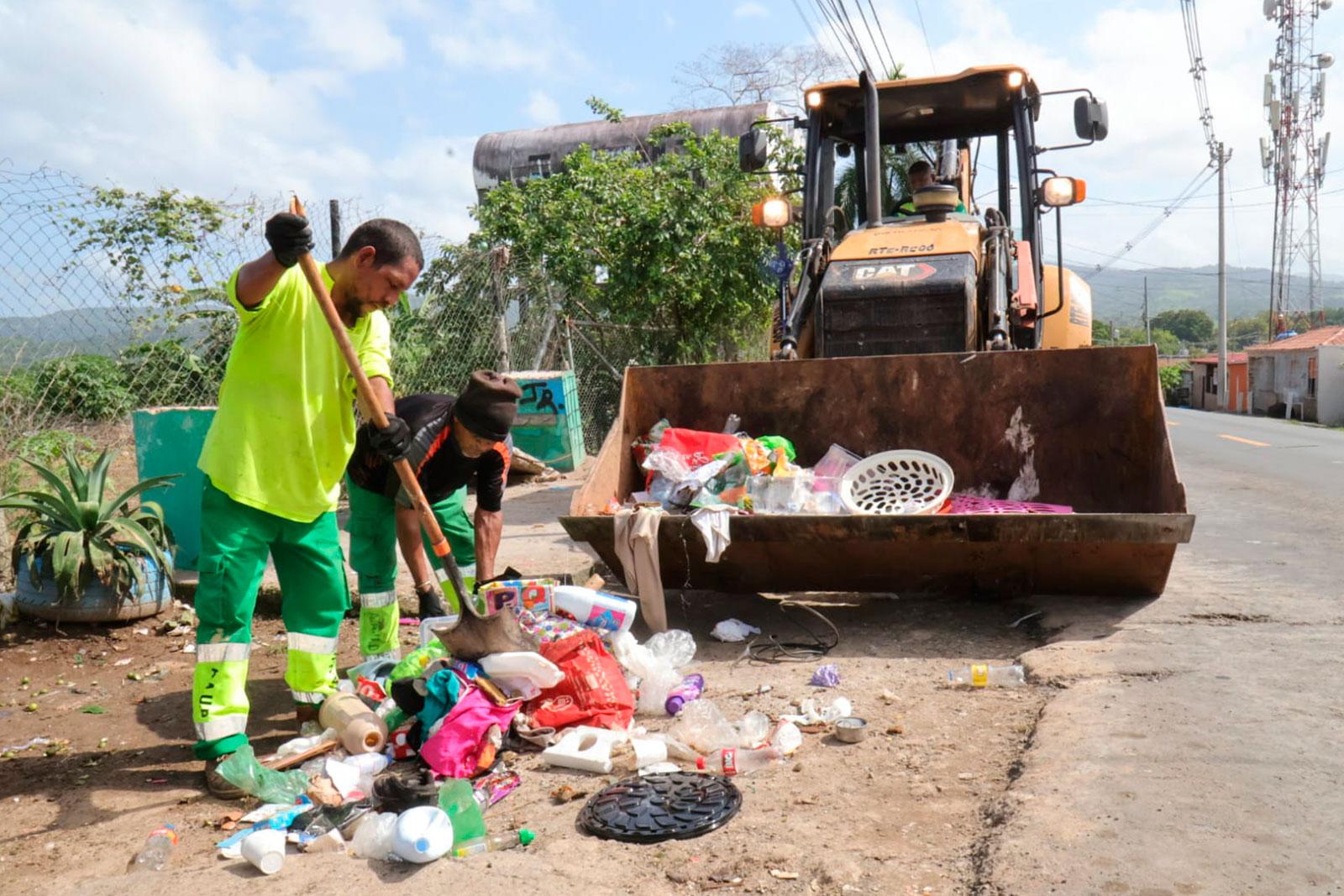 Recolección de desechos en la calle principal de Las Mañanitas, corregimiento de Las Mañanitas.