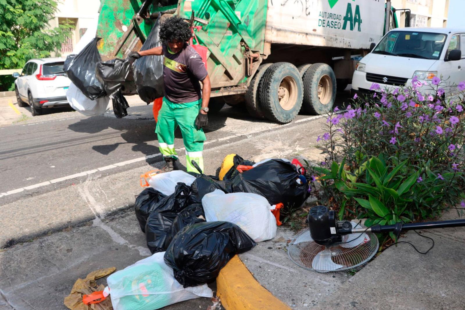 Recolección de desechos en calle 3era, corregimiento de Río Abajo