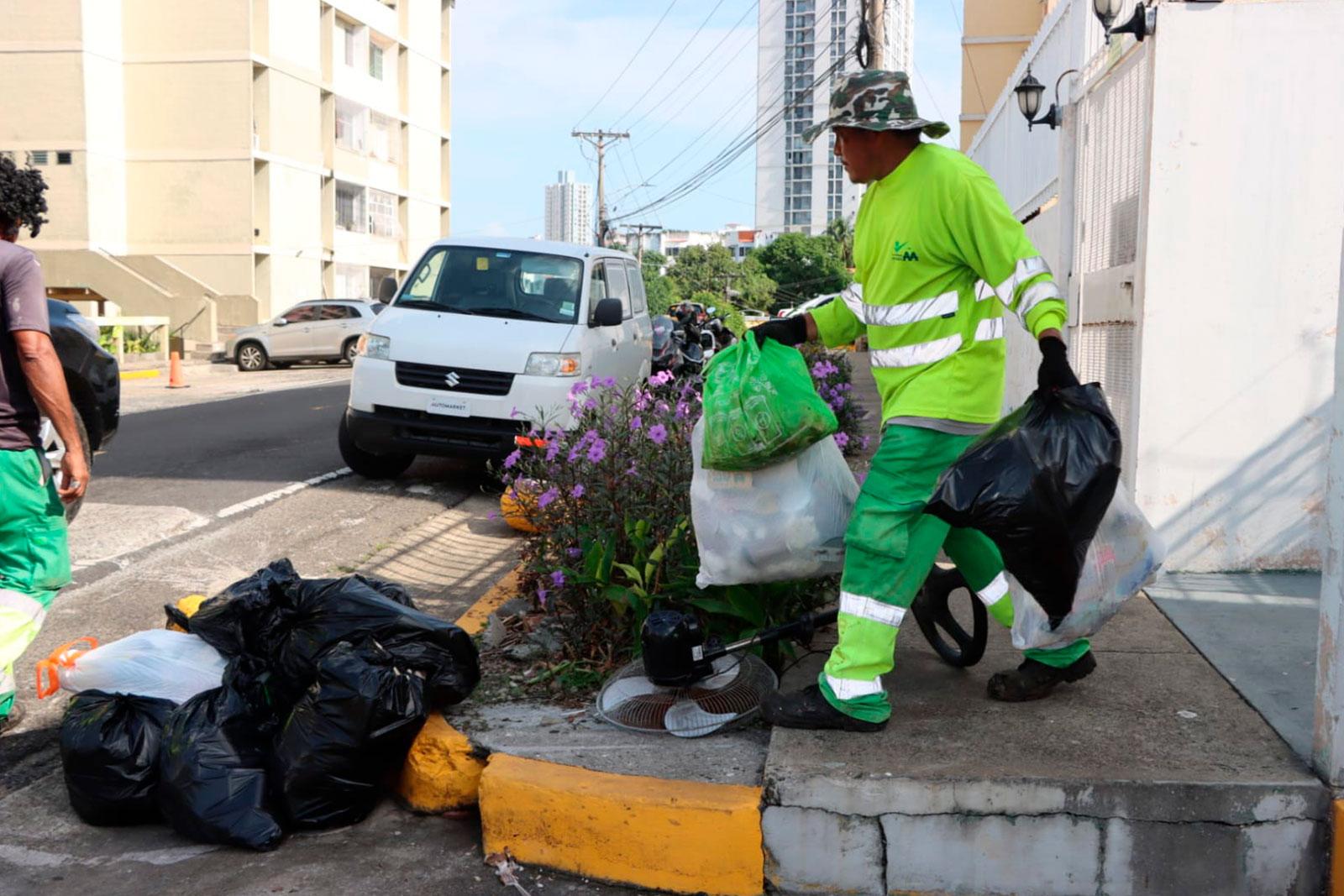 Recolección de desechos en calle 3era, corregimiento de Río Abajo