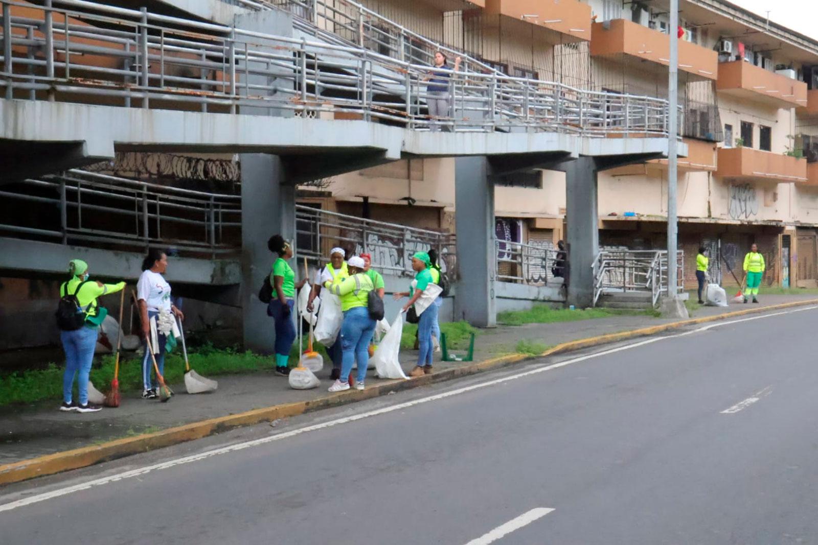 Barrido en el área del puente peatonal de la Avenida de los Mártires