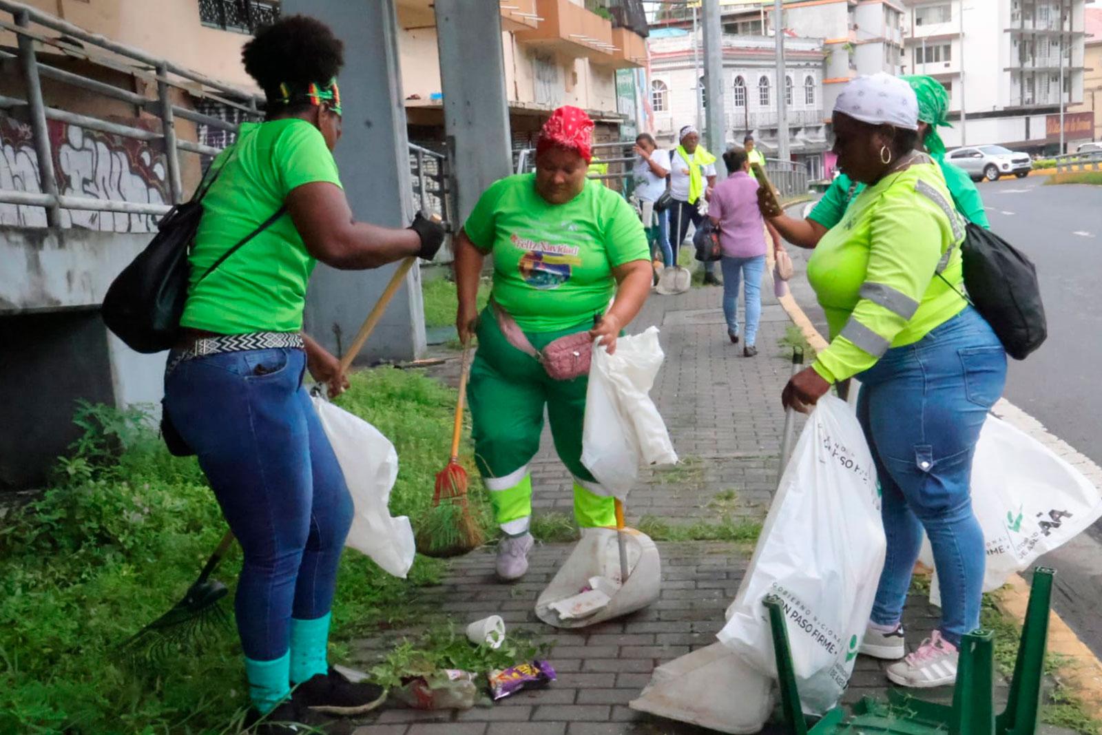 Barrido en el área del puente peatonal de la Avenida de los Mártires