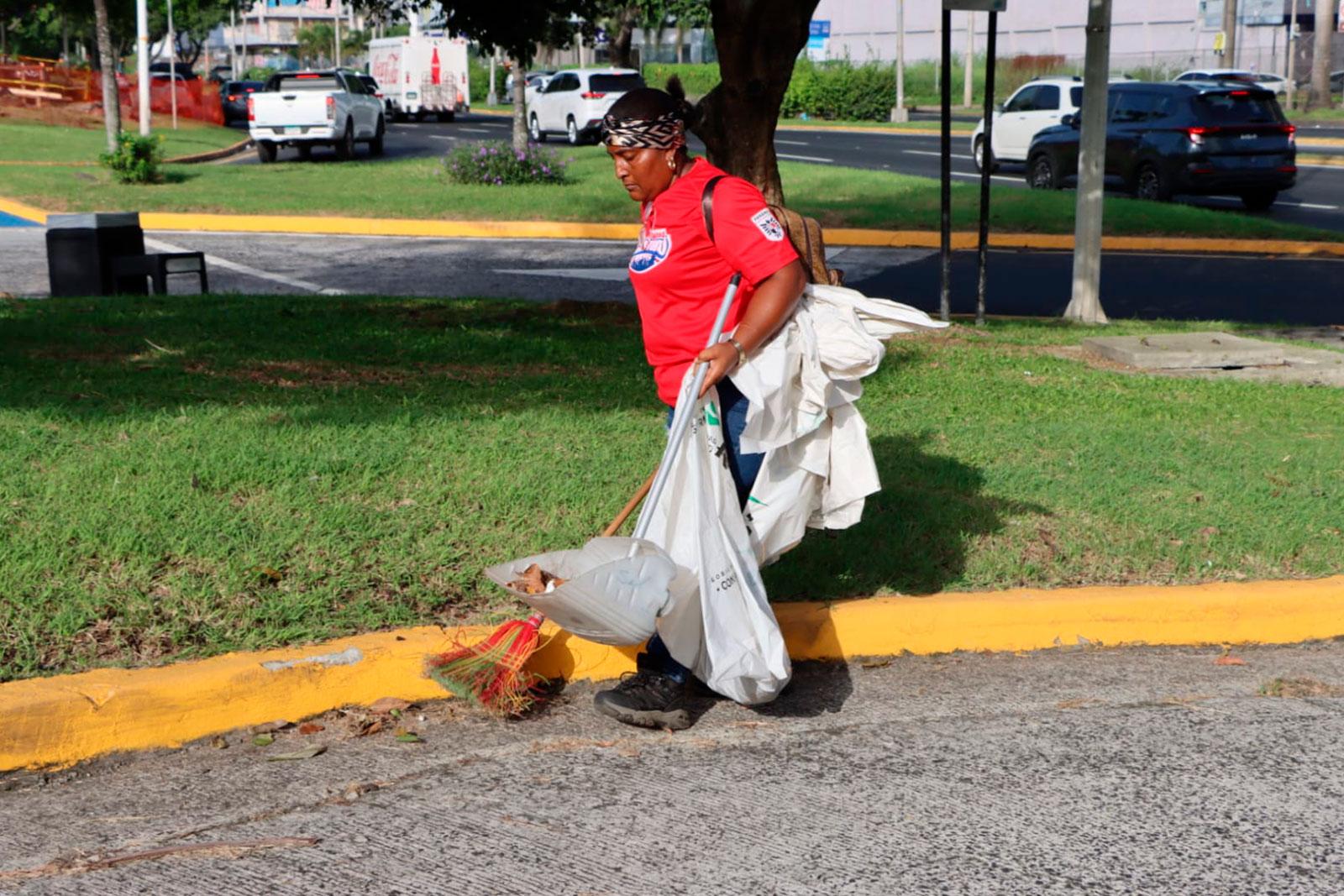 Barrido de desechos mal dispuestos en la Cinta Costera