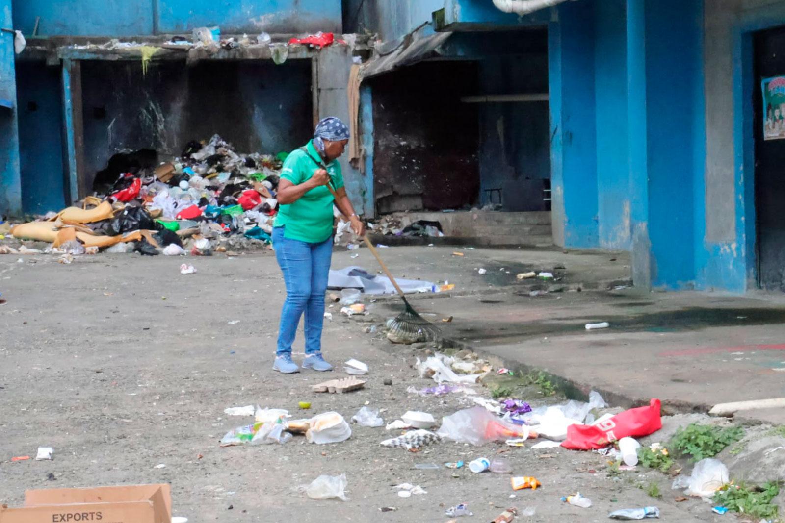 Barrido de desechos en el Edificio La 15 Pisos