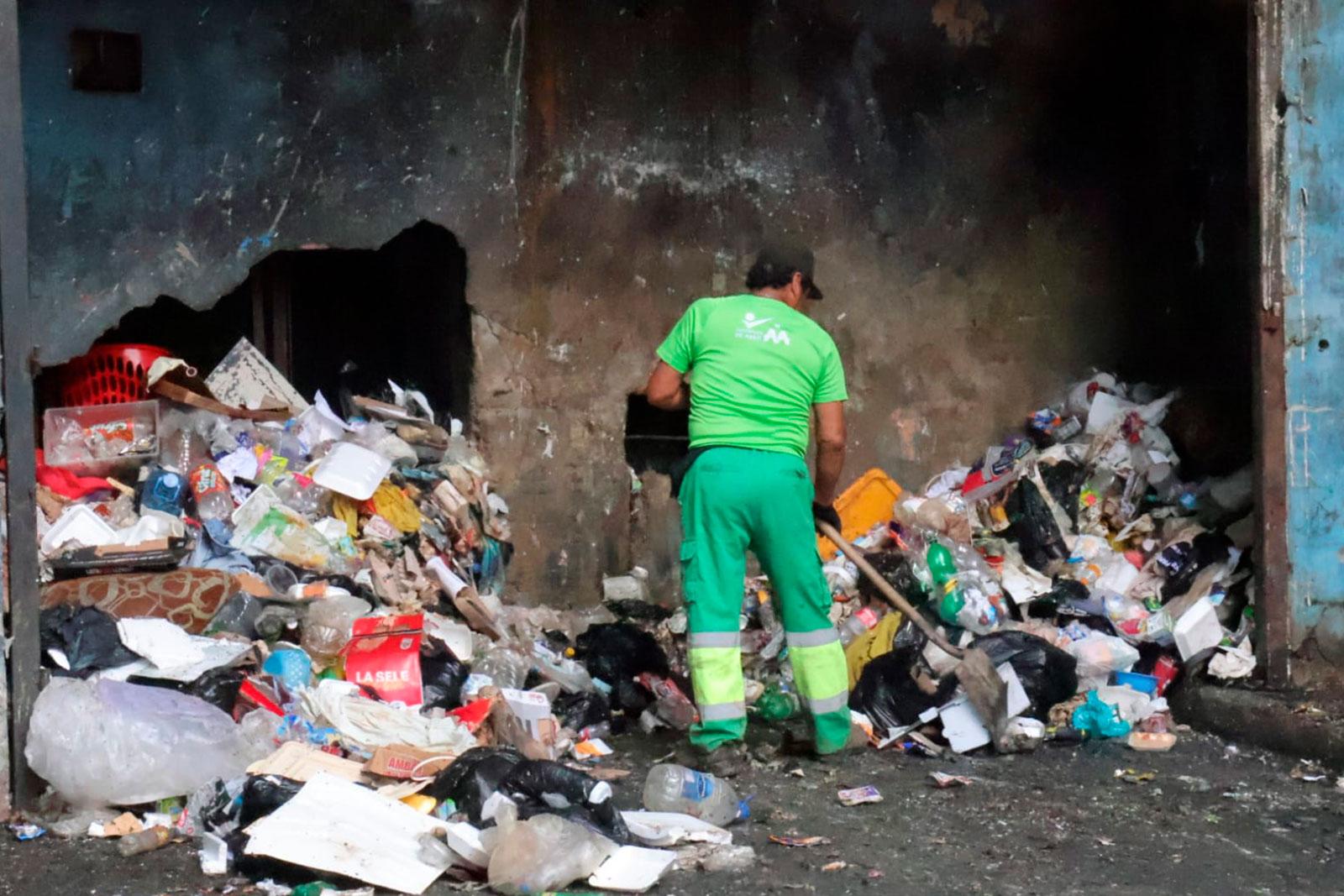 Recolección de desechos en tinaquera en el Edificio La 15 Pisos