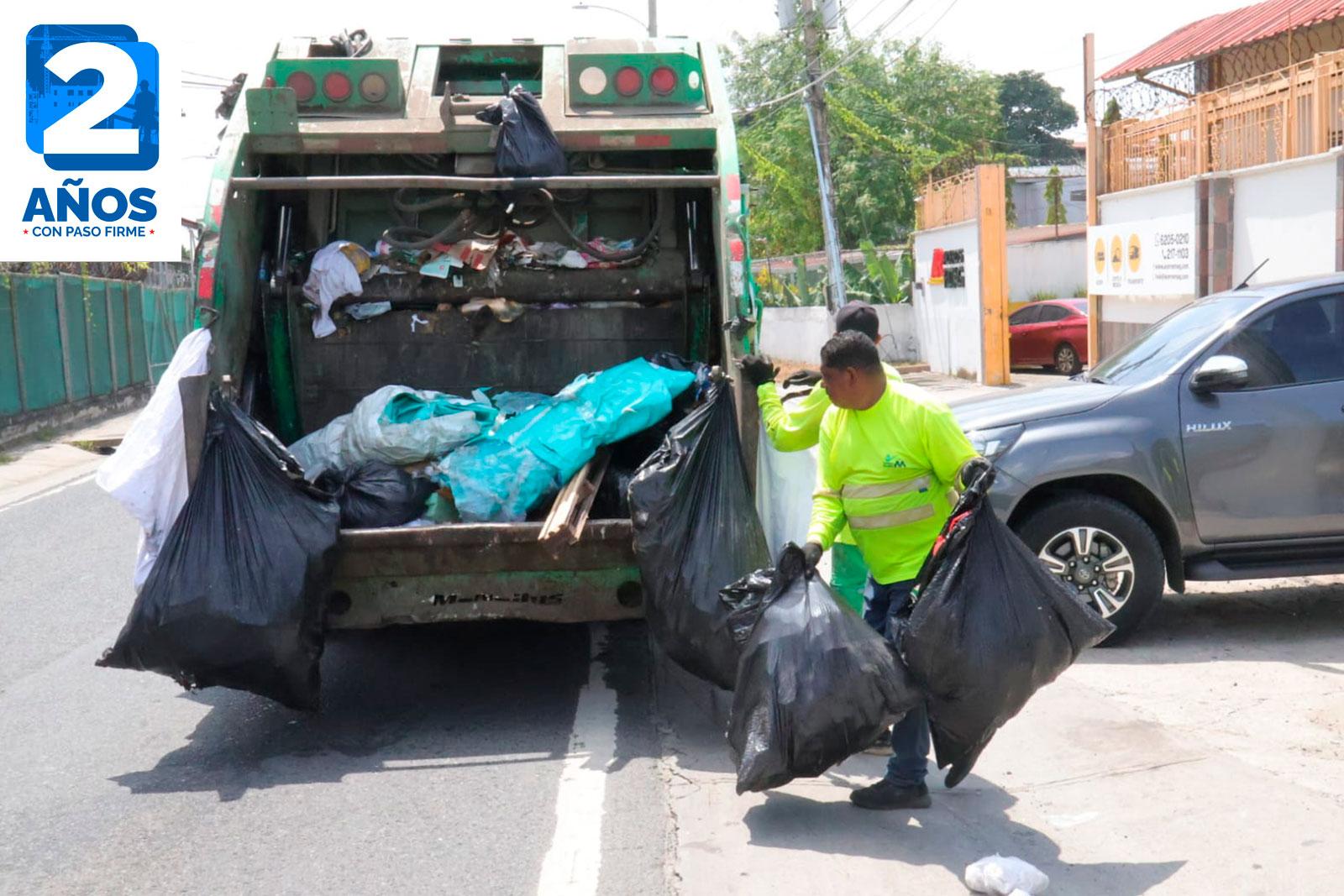 Recolección de desechos en Llano Bonito, corregimiento de Juan Díaz, con apoyo de camión compactador.