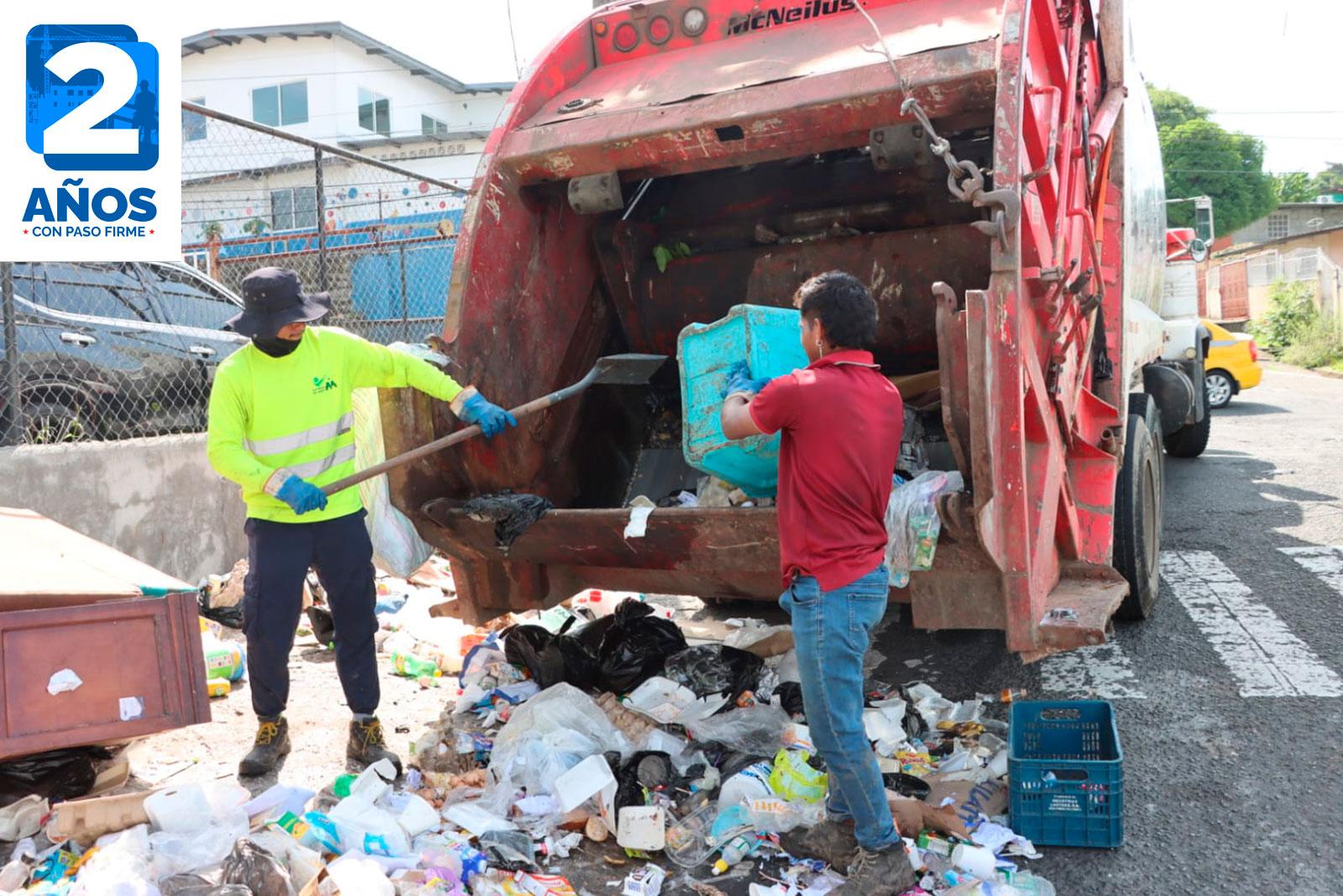 Recolección de desechos en Veranillo, corregimiento de Amelia Denis de Icaza, con apoyo de camión volquete.