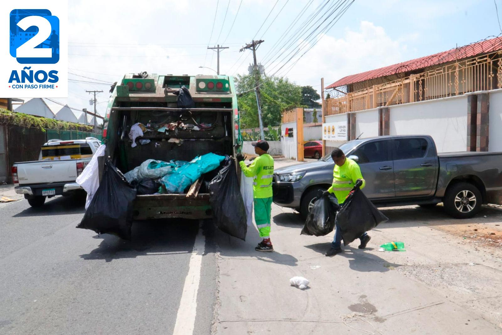 Recolección de desechos en Llano Bonito, corregimiento de Juan Díaz, con apoyo de camión compactador.