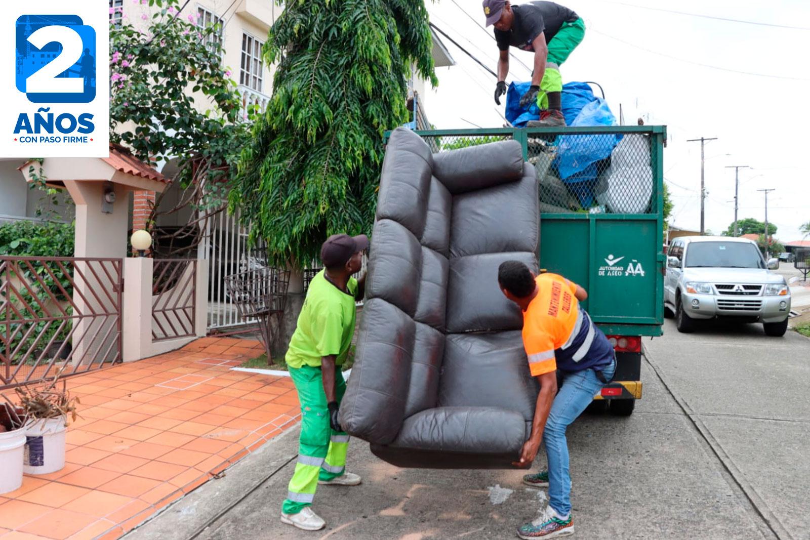 Remoción de muebles y recolección de artículos en desuso en el residencial El Bosque de Victoriano Lorenzo