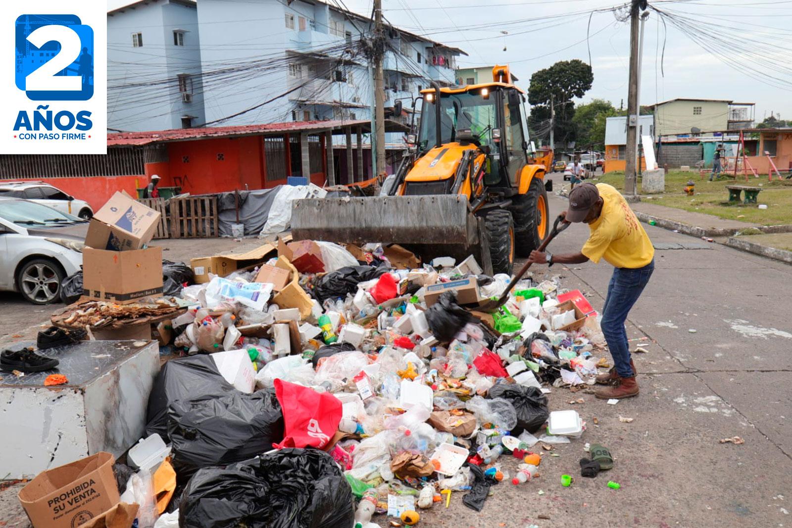 Recolección de desechos en Calle 22, Victoriano Lorenzo, Río Abajo, con apoyo de retroexcavadora y volquete.